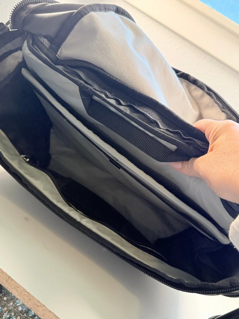 Osprey Torque Black Courier Messenger Laptop bag Travel Bag 1200 cu in